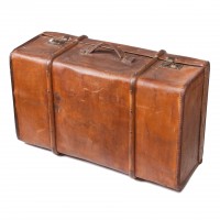 Kufer z mosiężnymi okuciami. Drewno, płótno impregnowane i lakierowane. Ok. 1930